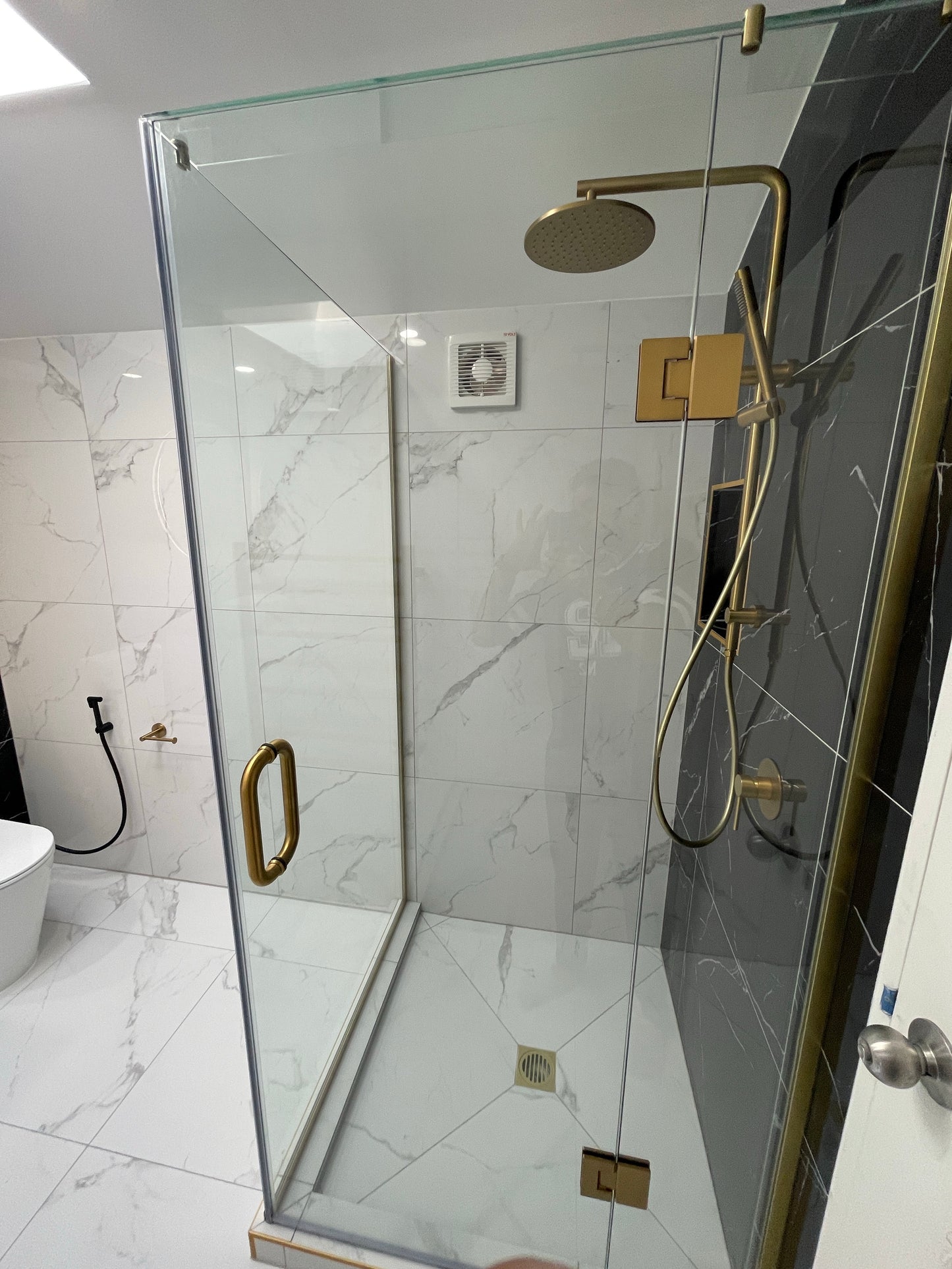 CHASE PREMIUM ROUND DUAL RAIN SHOWER COLUMN - BRUSHED BRASS - The Tile Collection™