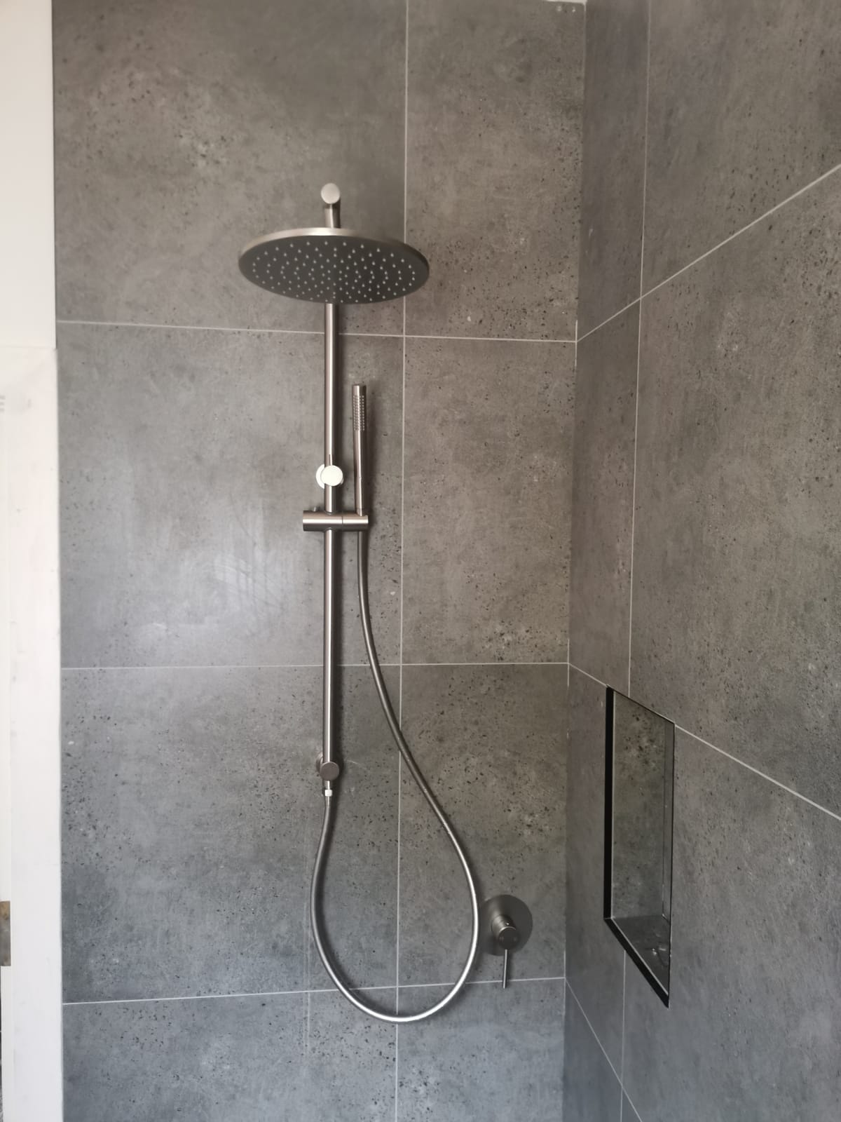 CHASE PREMIUM ROUND DUAL RAIN SHOWER COLUMN - BRUSHED NICKEL - The Tile Collection™