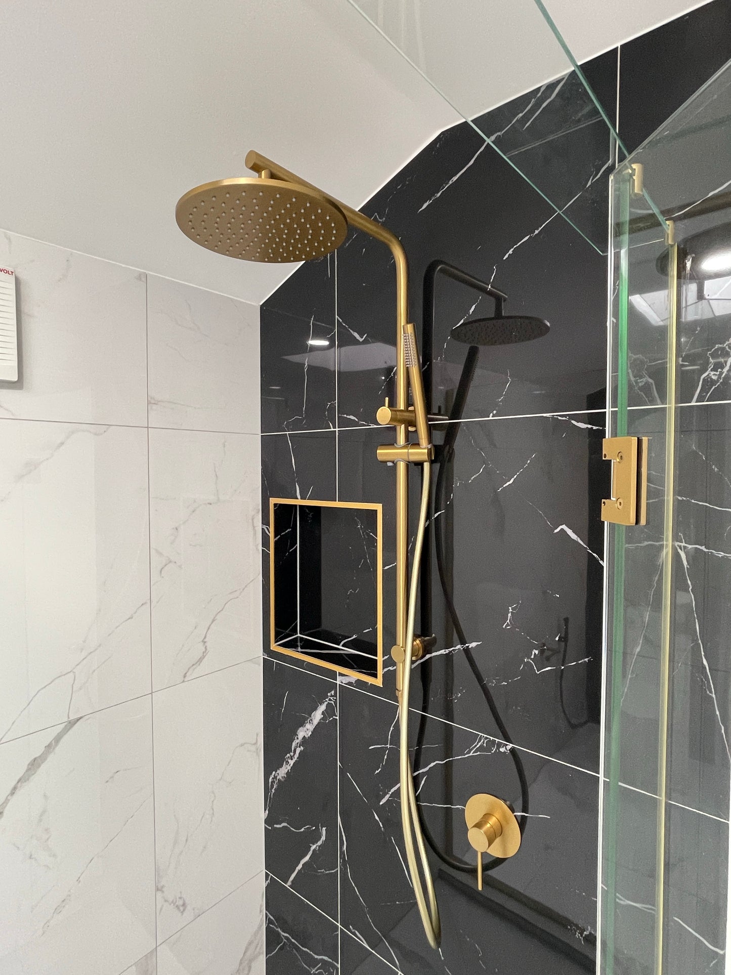 CHASE PREMIUM ROUND DUAL RAIN SHOWER COLUMN - BRUSHED BRASS - The Tile Collection™