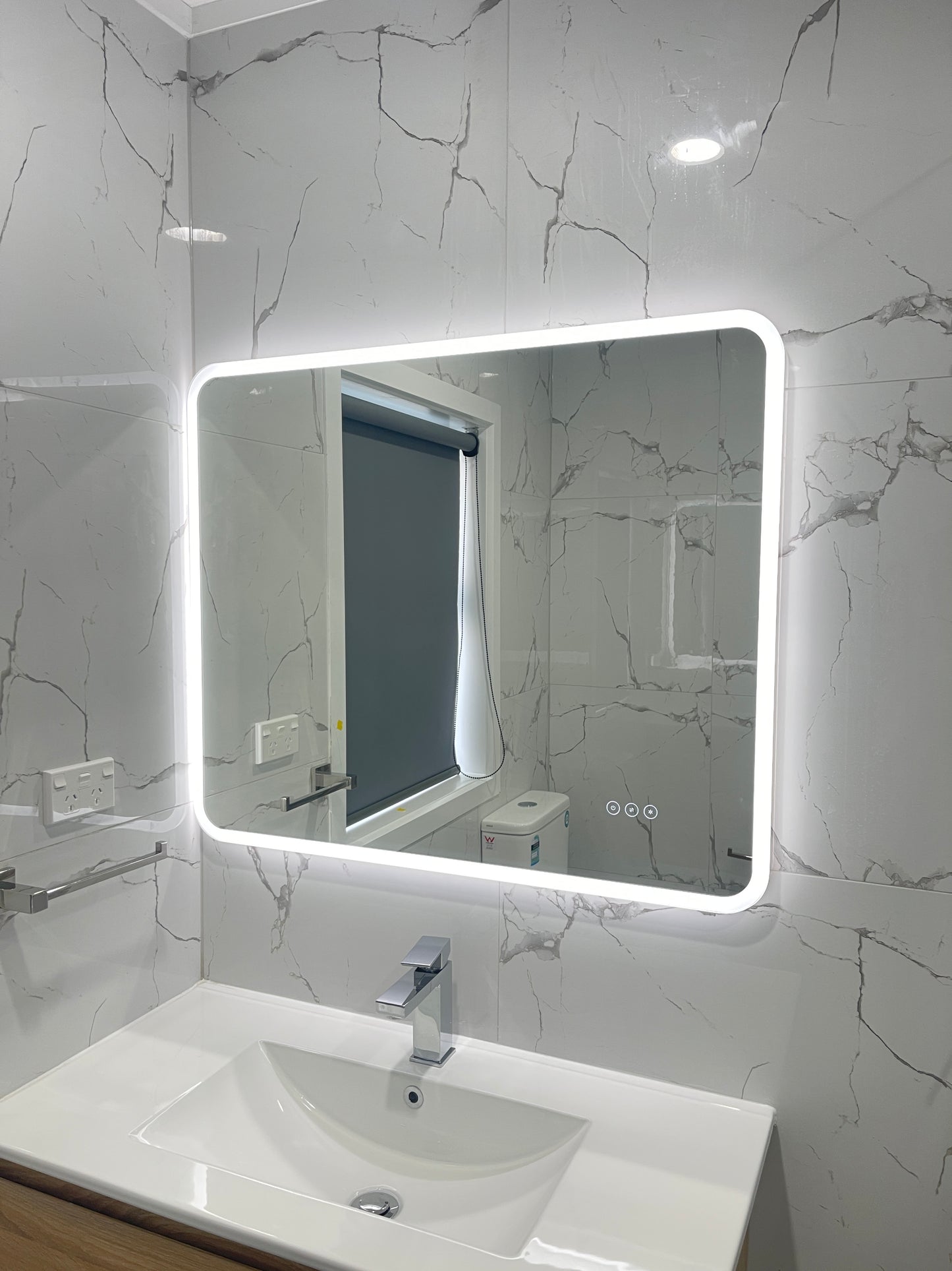 900X750MM ZEPHYR LED MIRROR | DEMISTER | 3 COLOURS LIGHT