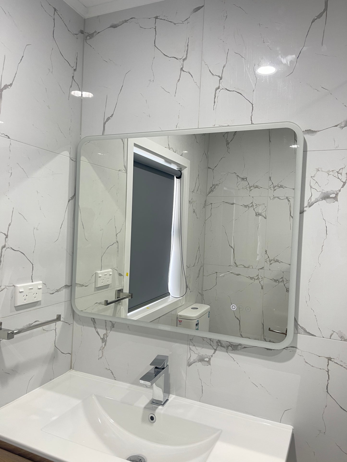 900X750MM ZEPHYR LED MIRROR | DEMISTER | 3 COLOURS LIGHT