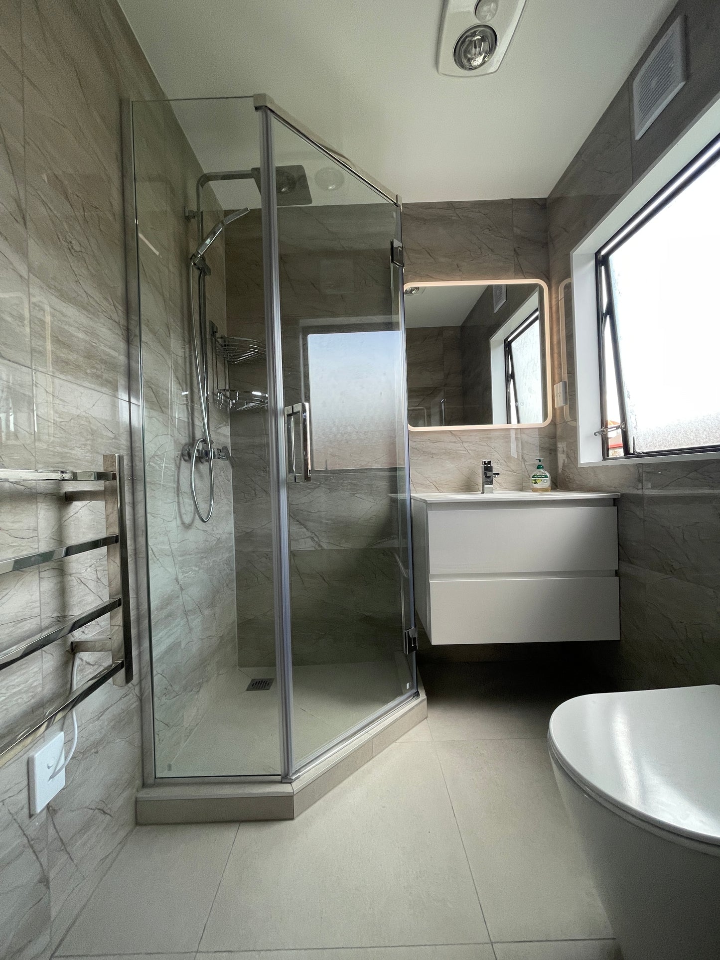 750X750MM ZEPHYR LED MIRROR | DEMISTER | 3 COLOURS LIGHT
