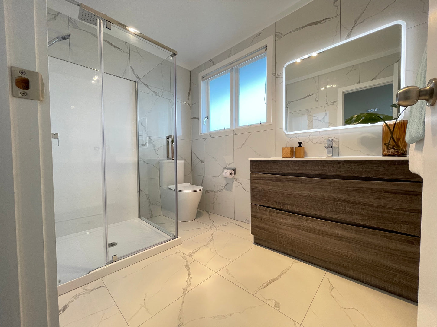900X750MM ZEPHYR LED MIRROR | DEMISTER | 3 COLOURS LIGHT