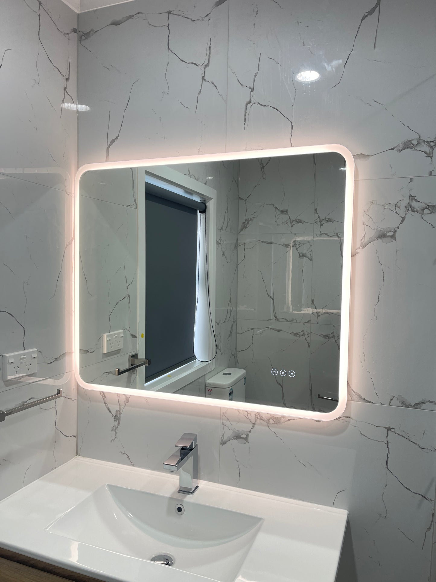 900X750MM ZEPHYR LED MIRROR | DEMISTER | 3 COLOURS LIGHT