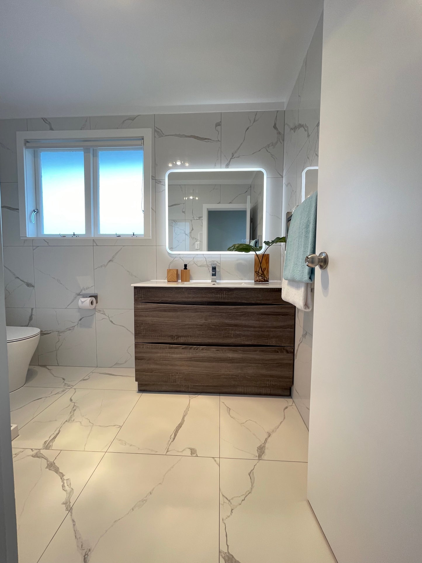 900X750MM ZEPHYR LED MIRROR | DEMISTER | 3 COLOURS LIGHT