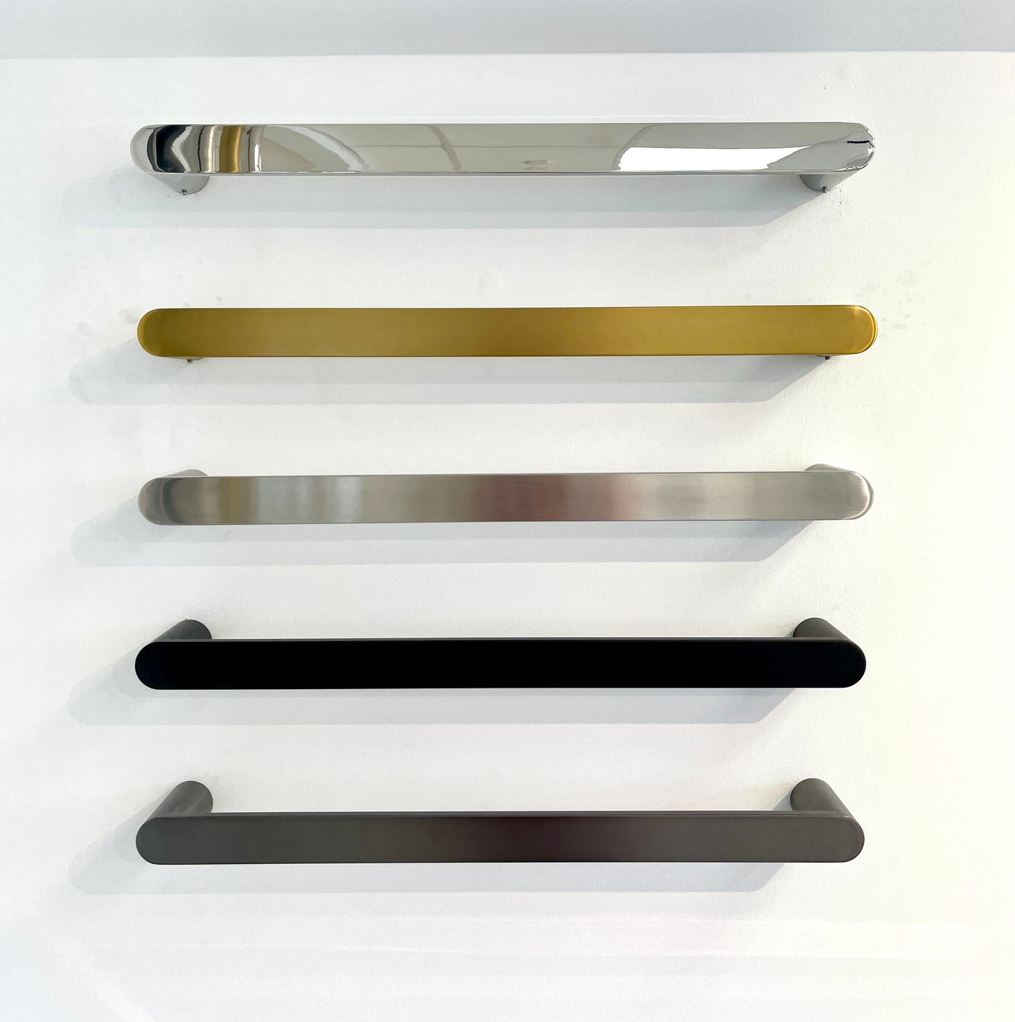 12V ROUND HORIZONTAL SINGLE HEATED TOWEL BAR | 600MM | 5 COLOURS | DN