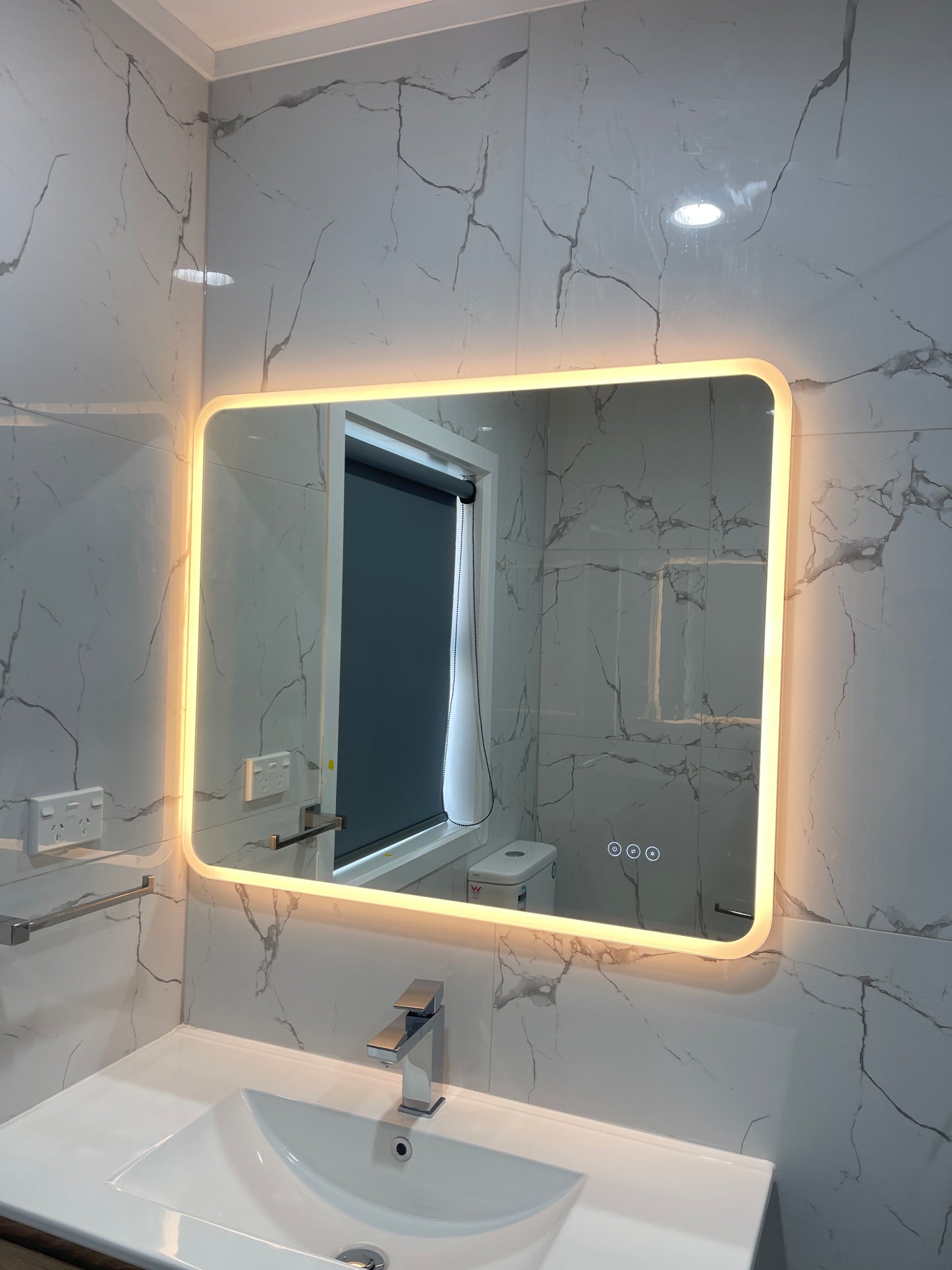 900X750MM ZEPHYR LED MIRROR | DEMISTER | 3 COLOURS LIGHT